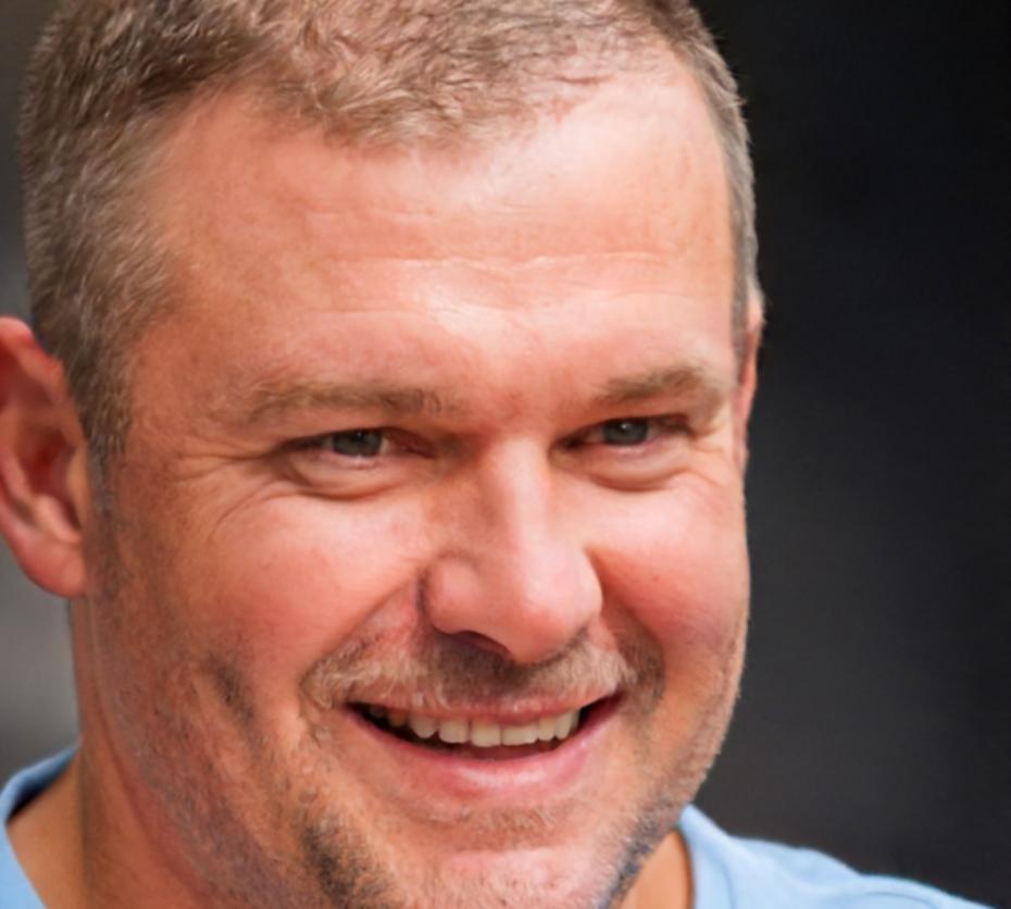 Retrato de Desmond Kirwan, fundador de ledarivionexu